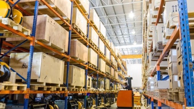 WHAT IS THE DIFFRENCE BETWEEN A WAREHOUSE AND A DISTRIBUTION CENTER